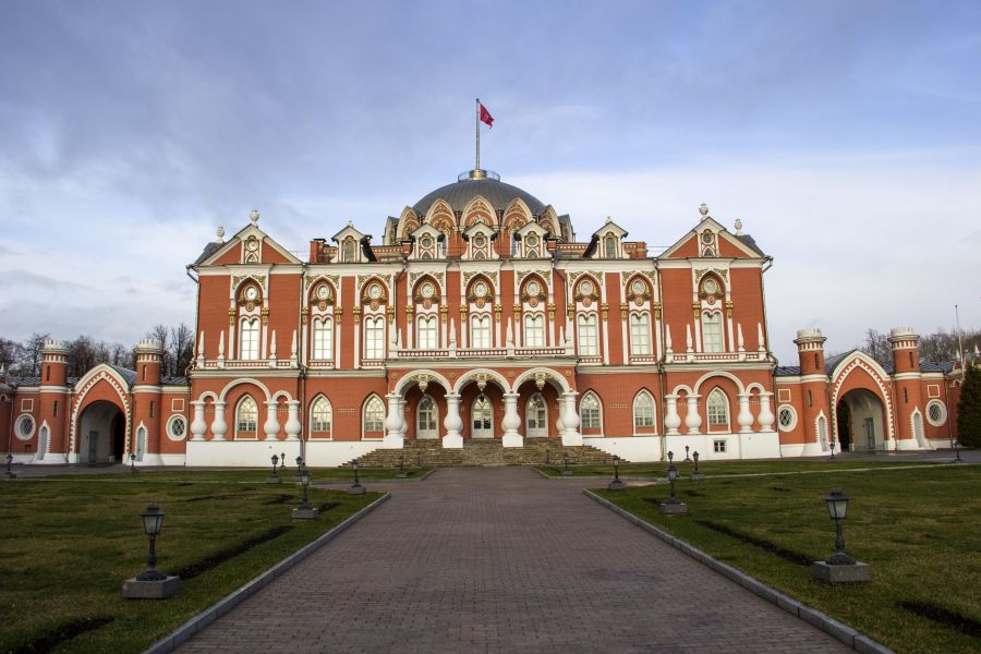 Петровский замок в москве