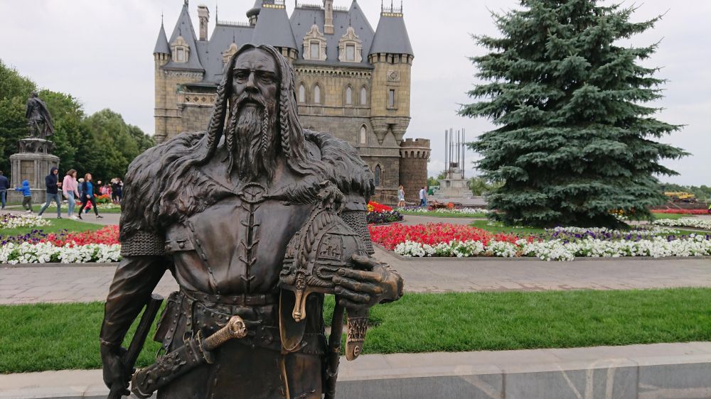 замок гарибальди тольятти драконы. замок гарибальди россия самарская область. замок гарибальди в самарской области. статуя беовульфа в замке гарибальди. фэнтези город.