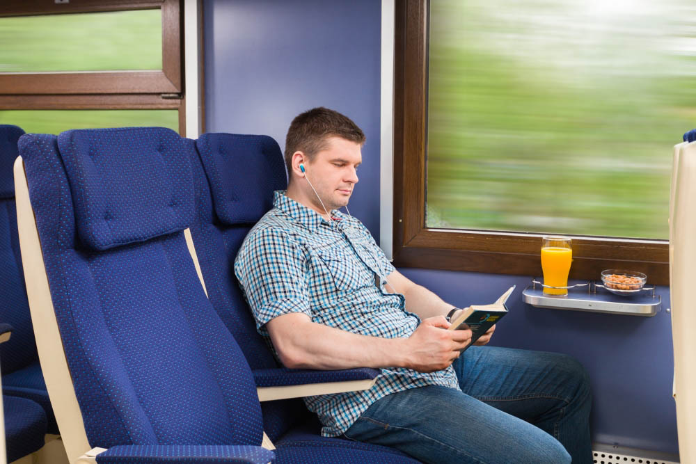 Вагоны в поезде сидят. Сидячий поезд. Кресло в сидячем поезде. Сидячие места в поезде. Сидячие места в вагоне поезда.