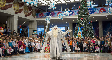 Добрая традиция Utair: на кремлёвскую ёлку привезли более 250 детей 