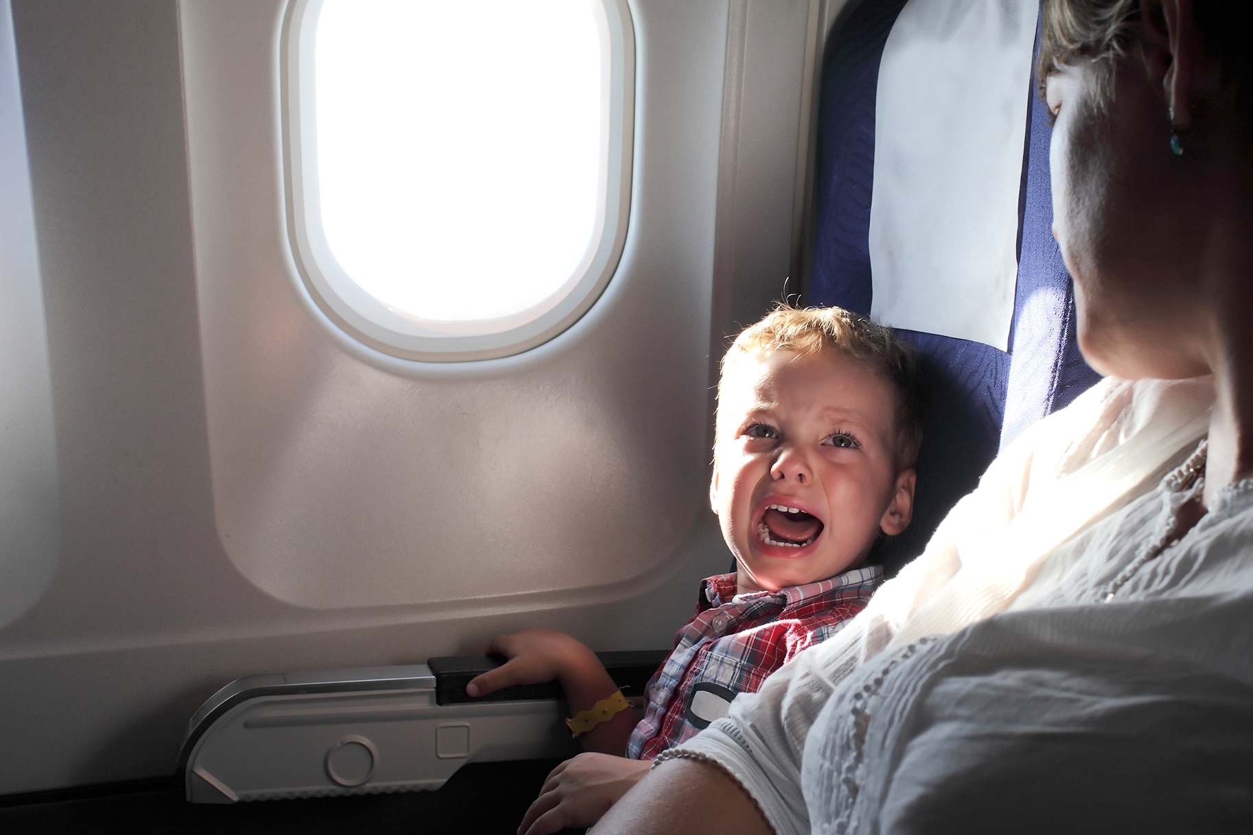 Ребенок на самолете с бабушкой. Самолет для детей. Орущие дети в самолете. Самолет для детей летающий. Самолет плачет.
