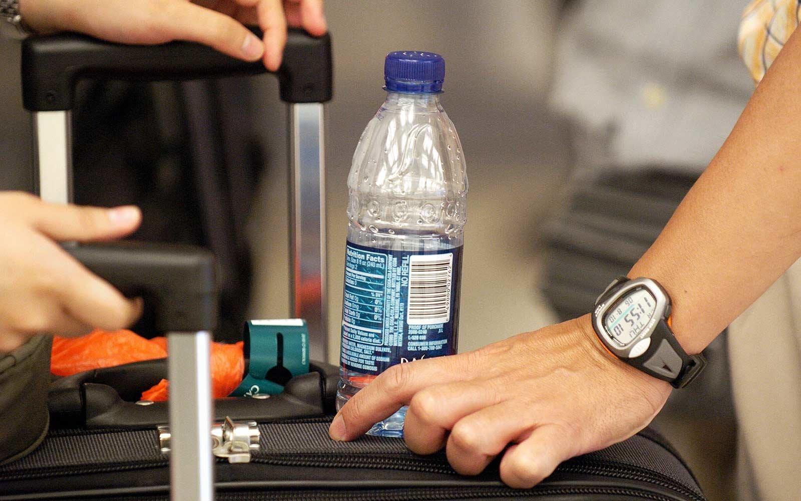 Можно ли в самолете провезти дезодорант. Провоз жидкости в самолете. Бутылка воды в аэропорту. Жидкость в аэропорту в ручной клади. Жидкости в самолет ручная.