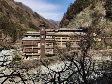 Где находится действующий самый старый отель в мире, возрастом 1300 лет