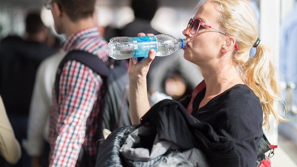 Раздача питьевой воды. Раздают воду. Бутылка воды в аэропорту. Автобусы пьют воду. Жара в аэропорту.
