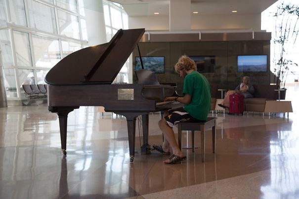 Аэропорт Сан-Хосе. Фортепиано в лобби