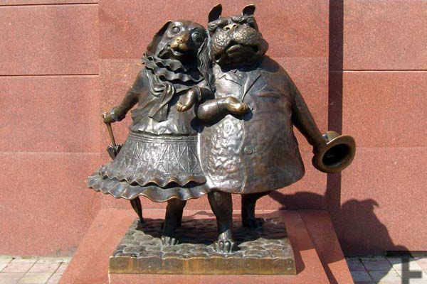 Памятник «Гуляющие собачки» в Краснодаре