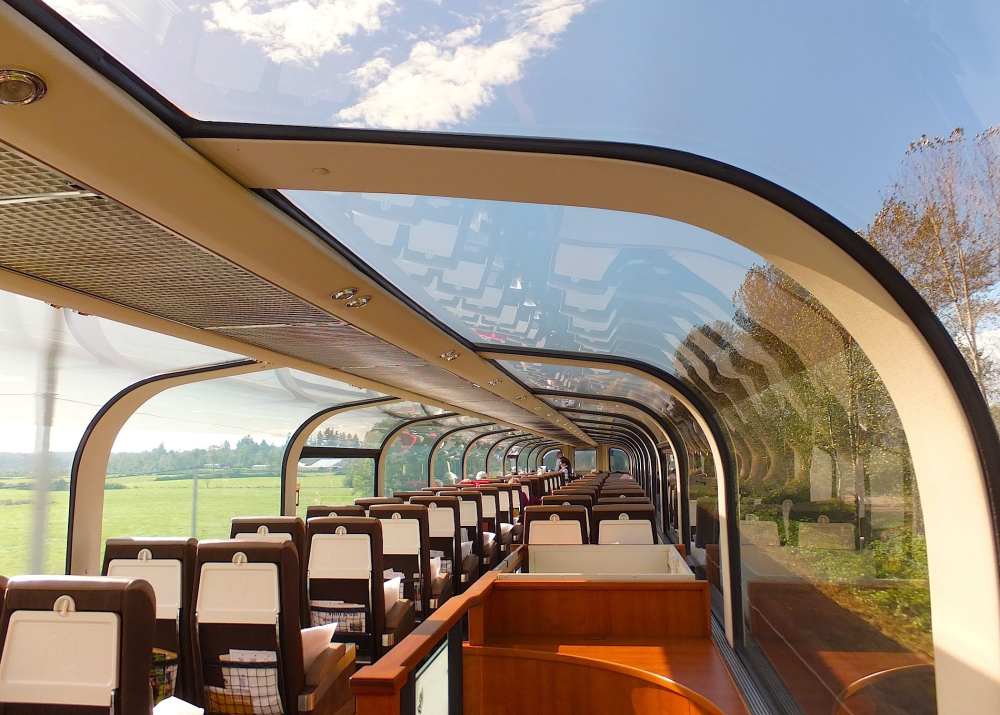 Туристические поезда отзывы. Поезд Rocky Mountaineer Канада. Поезд Rocky Mountaineer интерьер. Вагон с панорамной крышей. Вагон со стеклянной крышей.
