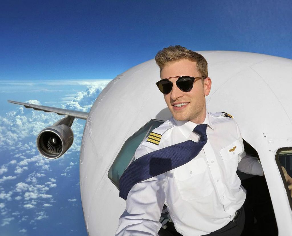 ✈ Первым делом самолеты: сексуальный пилот покоряет Instagram