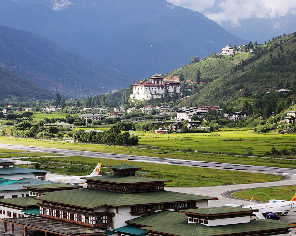 Аэропорт паро в бутане. Бутан Тхимпху аэропорт. Аэропорт паро в бутане, Гималаи. Аэропорт паро в королевстве бутан. Аэропорт бутана