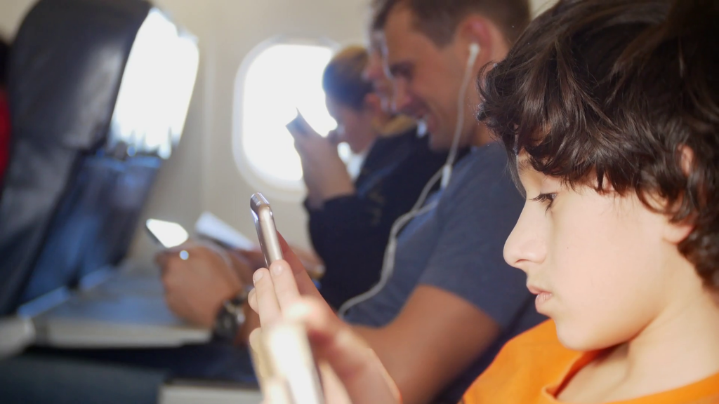 Телефон во время полета в самолете. Подросток в самолёте. Для мальчиков самолёты. Пассажиры с детьми в самолете. Виджет самолет.