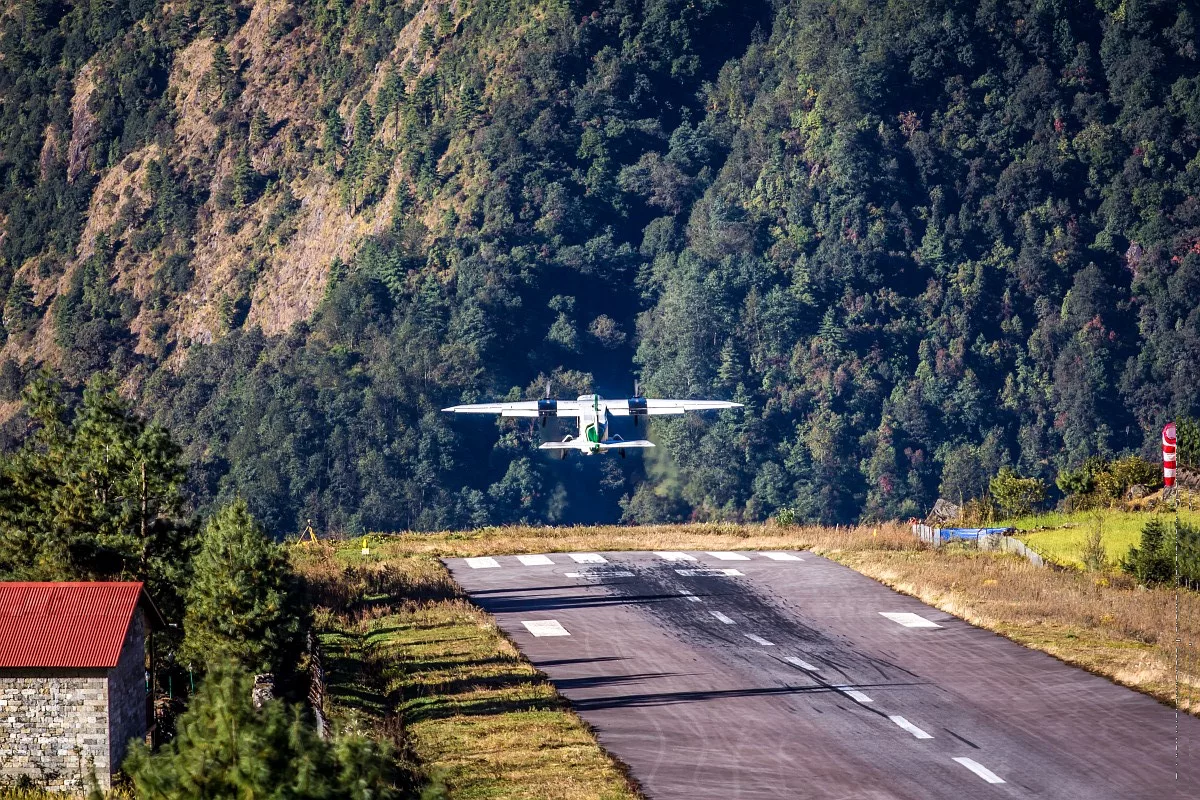 Аэродром что это. Аэропорт Лукла Непал. Аэропорт имени Тэнцинга и Хиллари. Аэропорт Лукла взлетно посадочная полоса. Посадочная полоса Лукла Непал.