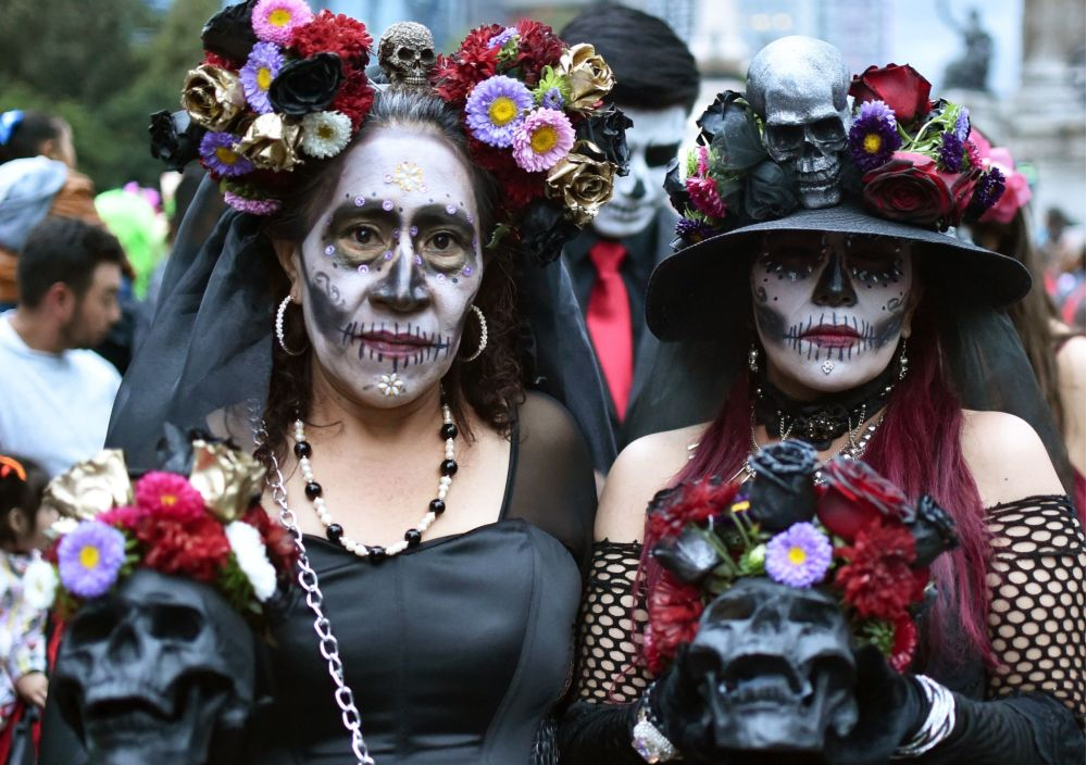 Актуальность дня мертвых. Парад Катрин Мексика. Парад мертвых в Мексике. Праздник мертвых в Мексике. Карнавал в Мексике день мертвых.