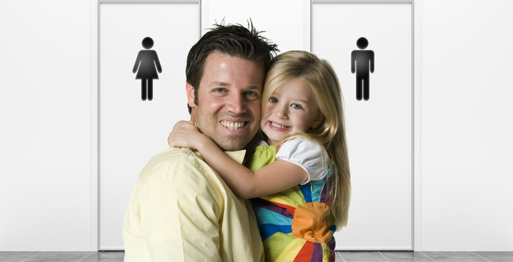Папа дочку в туалете. Ребенок с отцом в торговом центре. Мама папа взрослая дочь фотосессия. Сын ходит в туалет с папой.