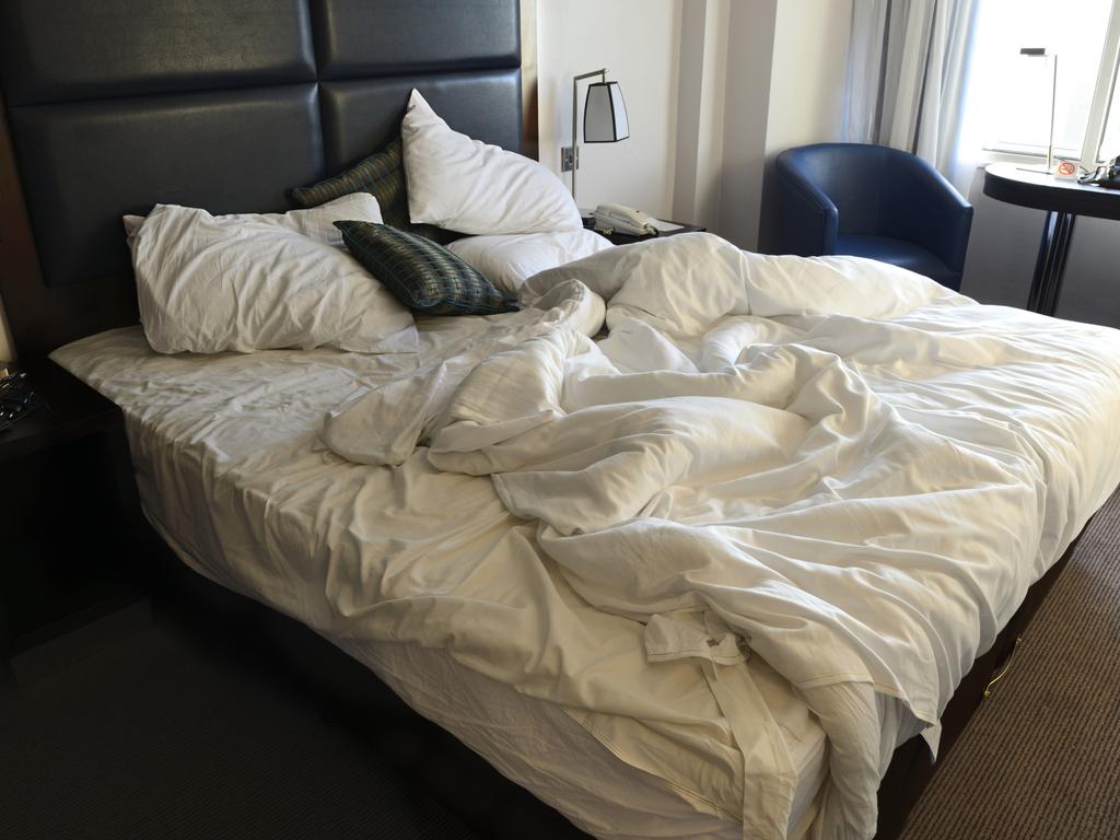 Сама постилают. Незаправленная кровать. Огромная кровать. Помятая кровать. Смятая постель в гостинице.