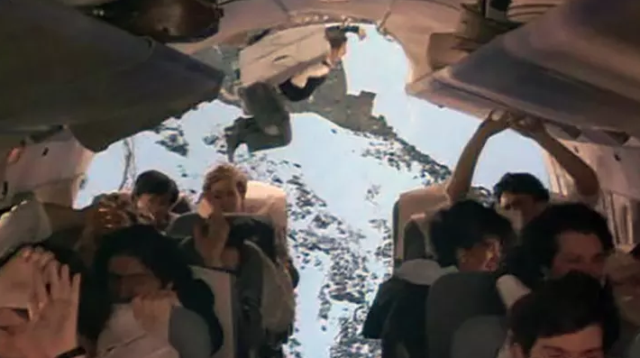 Почему во время полета. Разгерметизация самолета 1988. Взрывная декомпрессия в самолете. Разгерметизация салона самолета. Самолет без крыши.