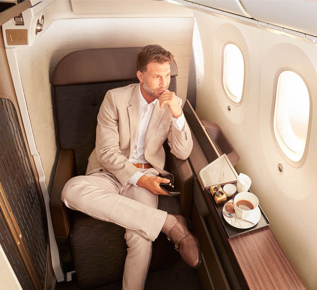 Где сайты богатых людей. Boeing 787 9 Oman Air. Мужчина в самолете. Частный самолет и мужчина. Бизнес класс в самолете.