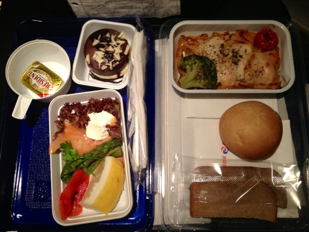 Сколько кормят в самолете. Завтрак в самолете. Еда в самолете Россия эконом класс. Питание в ЮТЭЙР эконом. Еда в самолете ЮТЭЙР питание.
