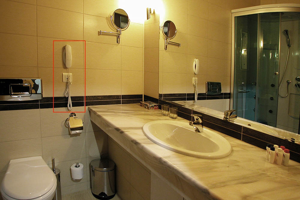 Зачем в ванных отелей устанавливают телефон и куда с него можно звонить