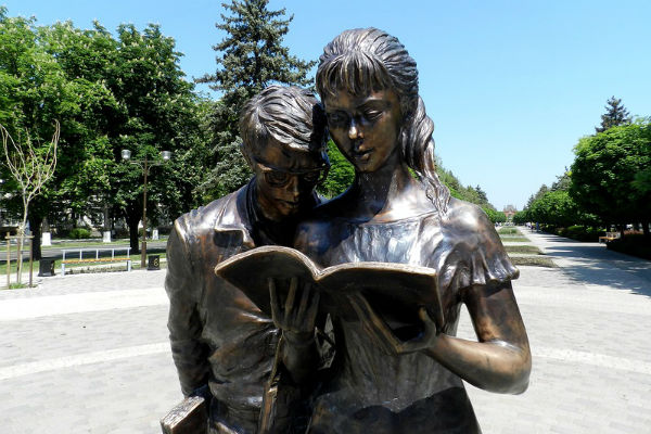 Памятник Шурика и Лидочки в Краснодаре