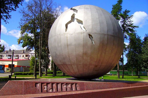 Памятник взрыву на Чернобыльской АЭС