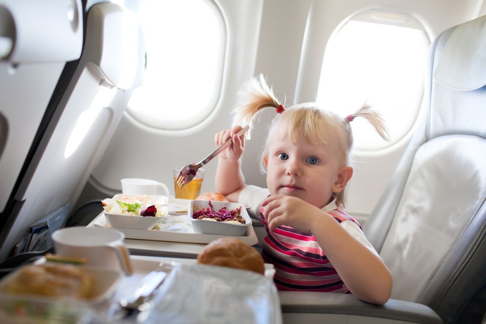 Простые способы успокоить детей в самолете. Советы бортпроводниц