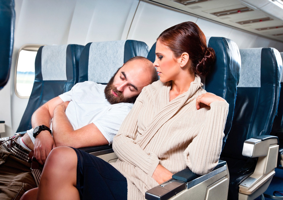 ✈ Почему опасно спать в самолете и как быть, если сильно клонит в сон