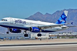 Авиакомпания JetBlue первой в США обязала пассажиров надевать защитные маски