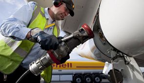 Чтобы цены на авиабилеты не росли авиакомпаниям компенсируют затраты на керосин