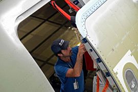 На рейсе Delta пассажирка попыталась открыть дверь самолёта