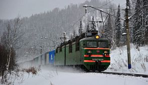 Почему поезда не соскальзывают и не падают с рельсов во время гололеда