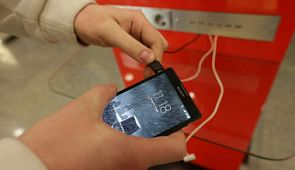Где зарядить телефон в аэропорту