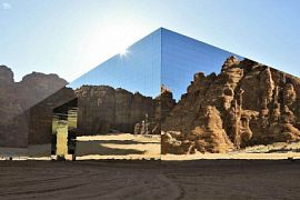 В пустыне Саудовской Аравии построили самое большое зеркальное здание в мире