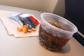 Пассажира с аллергией на орехи вынудили просидеть весь перелёт в туалете