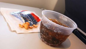 Пассажира с аллергией на орехи вынудили просидеть весь перелёт в туалете