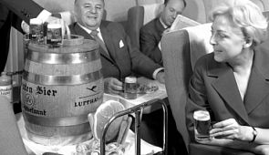 Авиакомпания Lufthansa вернула разливное пиво на борту самолета