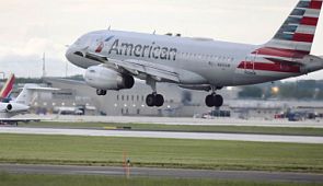 На рейсе American Airlines стюард трогательно поприветствовал пассажиров