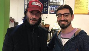 Попав на аварийный рейс, актёр Киану Ривз взял ситуацию в свои руки