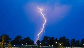 Молния ударила в пассажирский самолет в Санкт-Петербурге