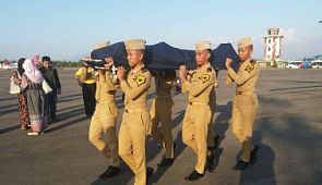 Авиадиспетчер ценою жизни спас сотни человек в самолете во время землетрясения в Индонезии
