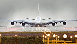 Зрелищная посадка Airbus A380 попала на видео