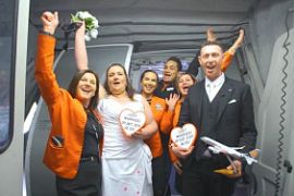 Счастливая пара сыграла свадьбу мечты прямо на борту самолёта Jetstar Airways