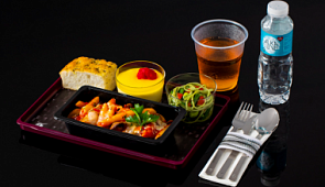 Авиакомпания Etihad Airways будет кормить по-новому и из треугольных тарелок