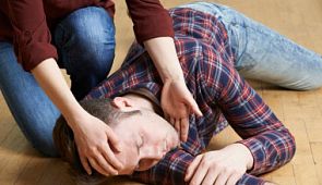 Стоматолог в самолете спасла жизнь мужчине, который чуть не задохнулся из-за протеза