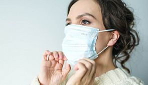 IATA выступила против социального дистанцирования и поддержала ношение масок