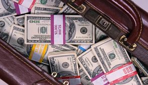 В аэропорту Владивостока задержали корейца с полной сумкой валюты