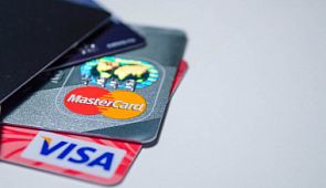 Опрос. А вы пользуетесь наличными или банковскими картами в поездках?