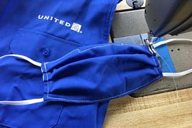 Авиакомпания United Airlines шьёт маски для клиентов из старой униформы сотрудников