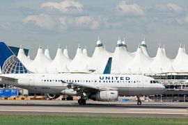 Самолёт United Airlines совершил аварийную посадку из-за пассажирки, застрявшей в уборной