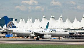 Самолёт United Airlines совершил аварийную посадку из-за пассажирки, застрявшей в уборной