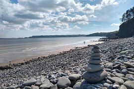 Туристов могут оштрафовать на 1 000 £ за вынос камней с пляжа в Великобритании